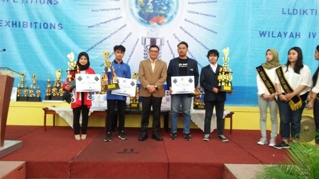 Penyerahan piala juara inovasi Piala LLDIKTI Jawa Barat Widyatama International Academic Competition and Exhibition 2019